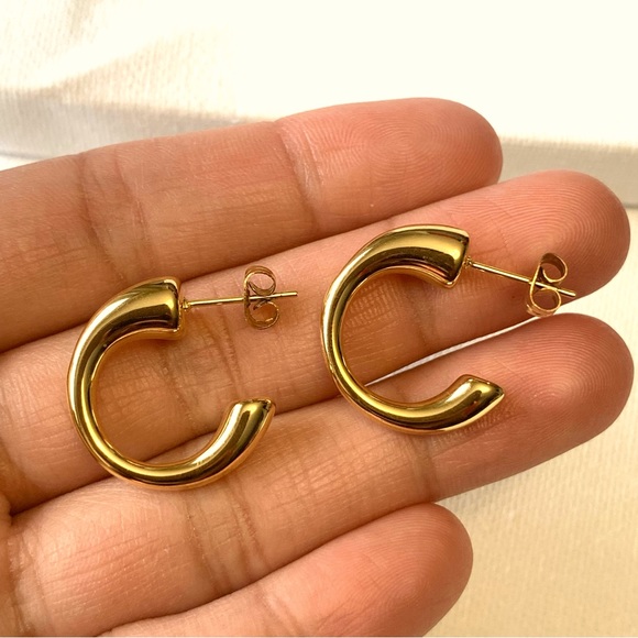 ◾️18k Gold Plated Minimalist C- Shaped Hoop Earrings - Picture 9 of 9